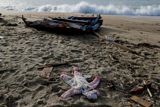 Najmanj 3129 ljudi je lani umrlo pri poskusu prečkanja Sredozemskega morja. FOTO: Remo Casilli/Reuters