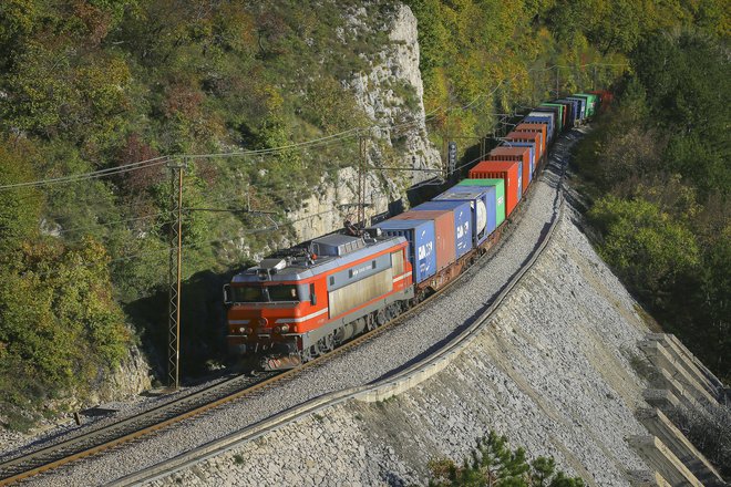 Enotirne proge so ozka grla na slovenskih odsekih evropskih koridorjev. FOTO: Jože Suhadolnik/Delo