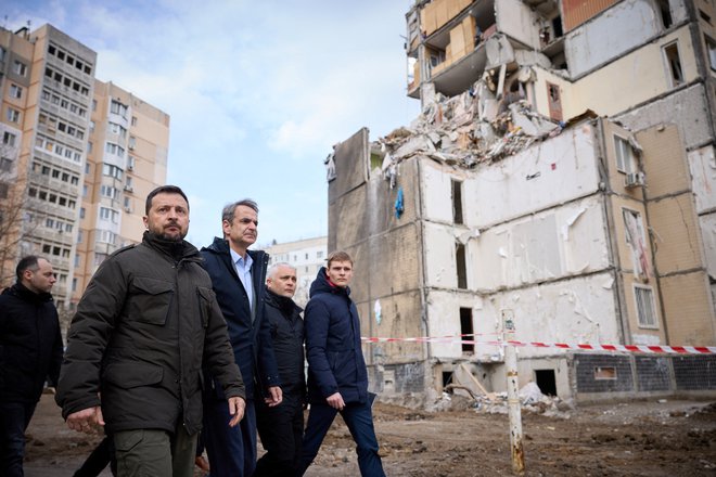 V Odesi na jugu Ukrajine sta bila ukrajinski predsednik Volodimir Zelenski in grški premier Kiriakos Micotakis. FOTO: Ukrainian Presidential Press Ser Via Reuters