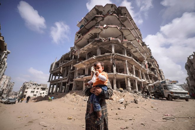 Današnji incident, v katerem naj bi izraelske sile streljale na civiliste na jugozahodu enklave, sledi podobnemu napadu na množico Palestincev minuli četrtek, ko so izraelski vojaki ubili najmanj 118 ljudi, ki so na severu Gaze čakali na pošiljke humanitarne pomoči. FOTO: Afp