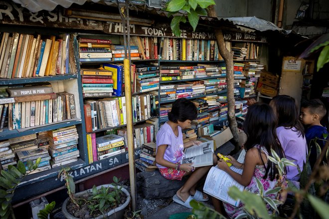 Bolonjski knjižni sejem je vodnjak, pri katerem se globalno napajajo programi otroških in mladinskih založnikov. Na fotografiji prizor iz filipinske knjižnice. FOTO: Eloisa Lopez Reuters