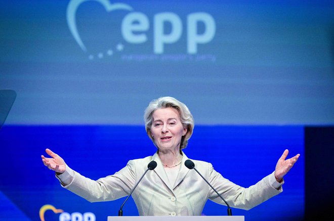 Volilni program EPP je bolj desen, kot je politka liberalne Ursule von der Leyen. FOTO:  Daniel Mihailescu/AFP