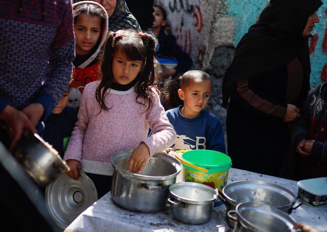 Več kot en mesec kasneje je Južna Afrika ponovno naslovila sodišče, pri tem pa kot razlog navedla množično razširjeno stradanje Palestincev v Gazi in spomnila, da je v zadnjem tednu tam zaradi podhranjenosti umrlo najmanj 15 otrok. FOTO: Mohammed Salem/Reuters