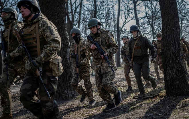 V prihodnje bi, denimo, Rusija lahko ob meji s članicami Nata razširila svoje vojaške zmogljivosti (na fotografiji prostovoljci ukrajinskih sil na vajah). FOTO: Viacheslav Ratynskyi/Reuters