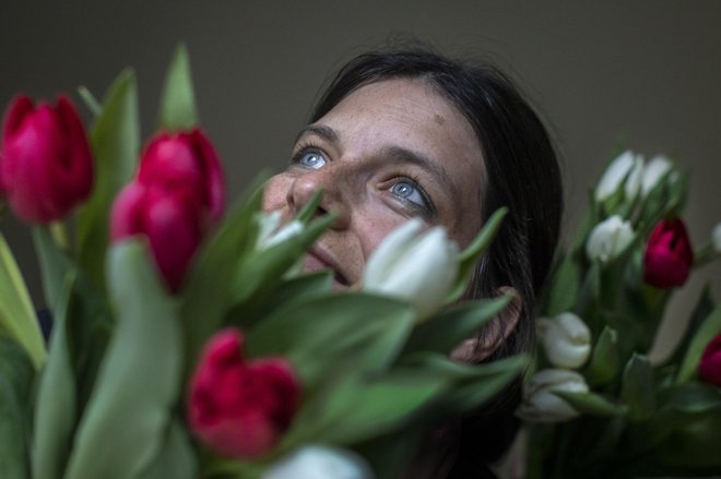 Kaj pa, če imamo moški ženske letos celo raje kot lani, ko smo jih imeli glede na gnečo v cvetličarnah prav tako rekordno radi?  FOTO: Voranc Vogel/Delo 