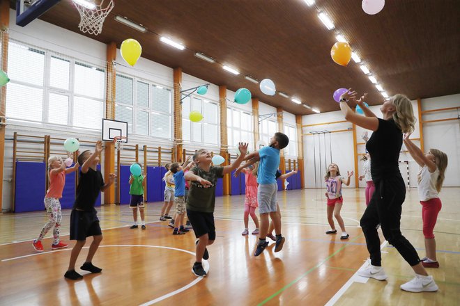 Od leta 2013 do 2024 se je čas, ki ga naši otroci preživijo pred zasloni, potrojil, čas zmerne do visokointenzivne telesne dejavnosti pa se je skrajšal.