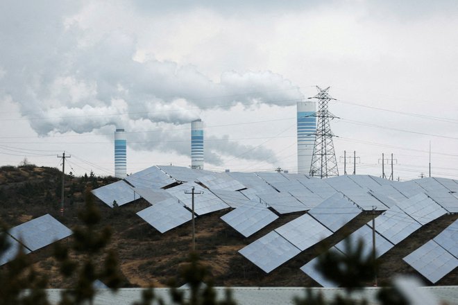 Kljub zelenemu prehodu v energetiki se emisije CO2 še povečujejo – lani tudi zato, ker je bilo treba izpad hidroelektran nadomestiti s kurjenjem premoga. Foto Tingshu Wang Reuters