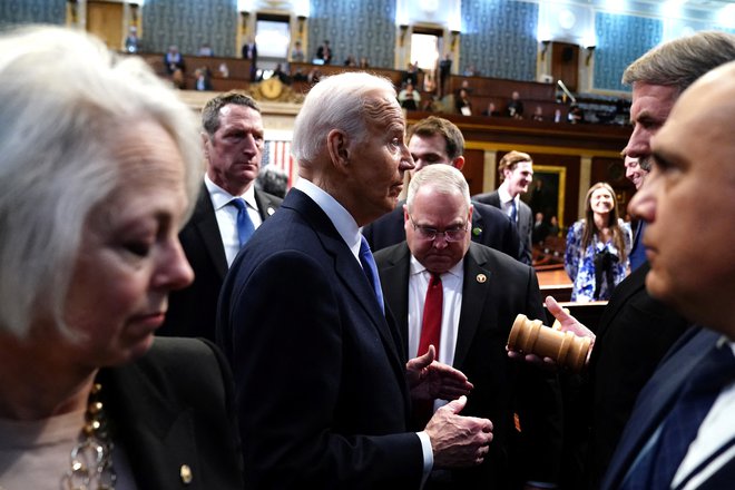 Biden med pozdravljanjem prijateljskih poslušalcev. FOTO: Shawn Thew via Reuters