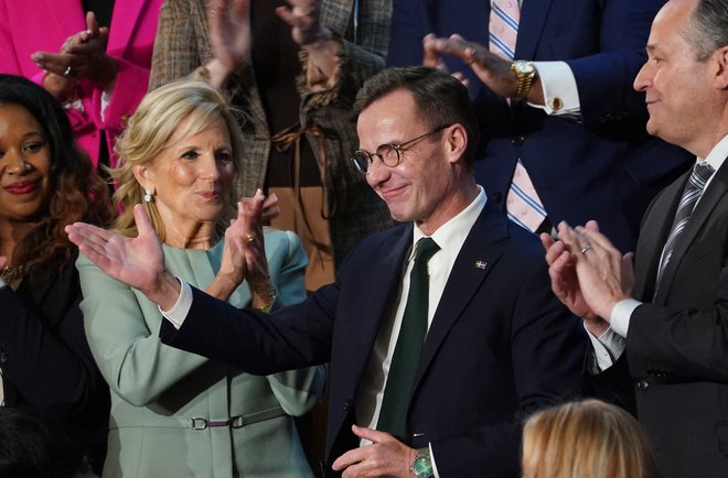 Poleg prve dame Jill Biden je na dan vstopa svoje države v Nato sedel švedski premier Ulf Kristersson. FOTO: Kevin Lamarque/Reuters