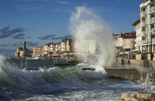 Morja in oceani so skladišča energije. Segrevanje morja pomeni, da se bo nakopičena energija sproščala na bolj škodljiv način. FOTO Primož Zrnec