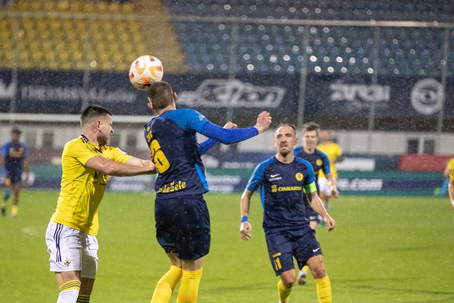 Celjski steber obrambe David Zec in režiser igre Denis Popović (desno) že čutita bližino in dihanje za ovratnik zeleno-belih tekmecev iz Ljubljane Foto Črt Piksi