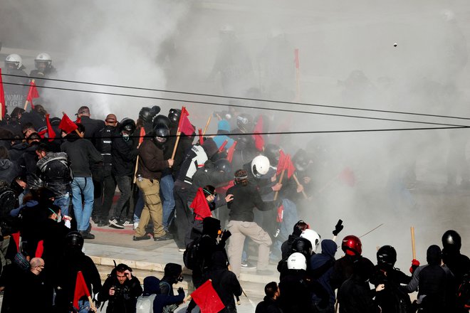 Policija je študnete zalila s solzilcem. FOTO: Louiza Vradi/Reuters