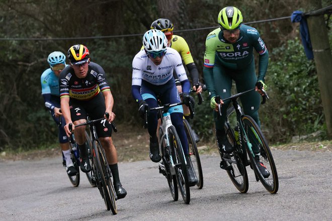 Primož Roglič (desno) je v 6. etapi dirke Pariz-Nica napadel, a se mu napad ni obrestoval. FOTO: Thomas Samson/AFP