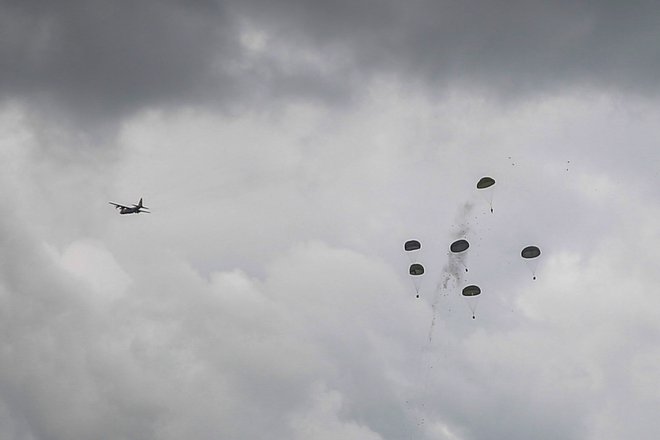 Dobava humanitarne pomoči iz zraka ali po morju sicer ne more v zadostni meri nadomestiti dostave po kopnem. FOTO: Afp