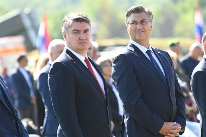 Premier Andrej Plenković (desno) se je s koalicijskimi partnerji dogovoril za razpustitev sabora 14. marca, ko bo njegov veliki politični tekmec, predsednik Zoran Milanović, razpisal parlamentarne volitve. FOTO: Tom Dubravec/Cropix