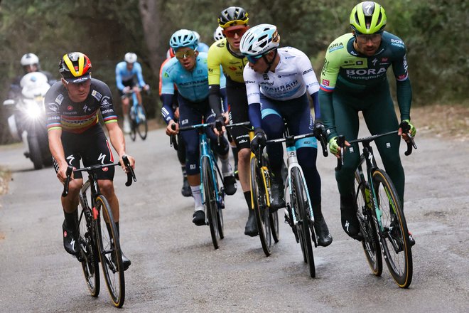 Primož Roglič (desno) in Remco Evenepoel (levo) se precej bolj kot lani v Kataloniji zavedata, da nista sama na cesti. FOTO: Thomas Samson/AFP