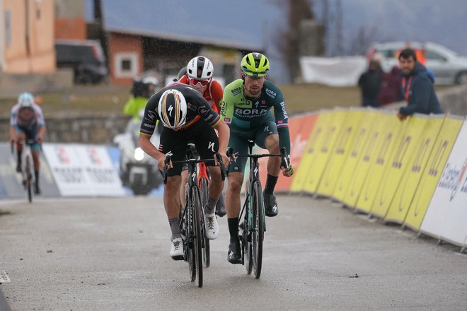 Remco Evenepoel je proti Primožu Rogliču dobil šprint za 2. mesto. FOTO: Thomas Samson/AFP