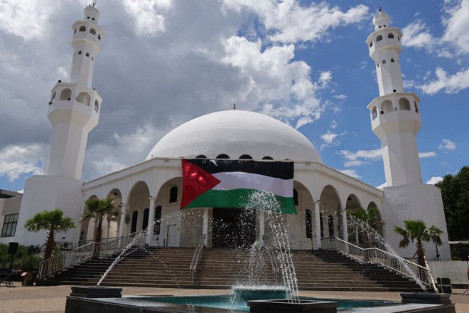 Izobešena palestinska zastava na mošeji v Braziliji. FOTO: Christian Rizzi/AFP