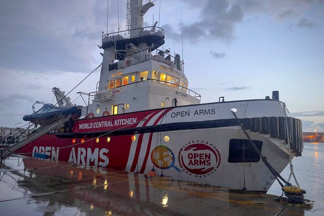 Medtem pa ladja Open Arms istoimenske organizacije, naložena s približno 200 tonami hrane, še vedno čaka na dovoljenje za izplutje s Cipra, kjer varnostni pregled izvaja izraelska stran. FOTO: AFP