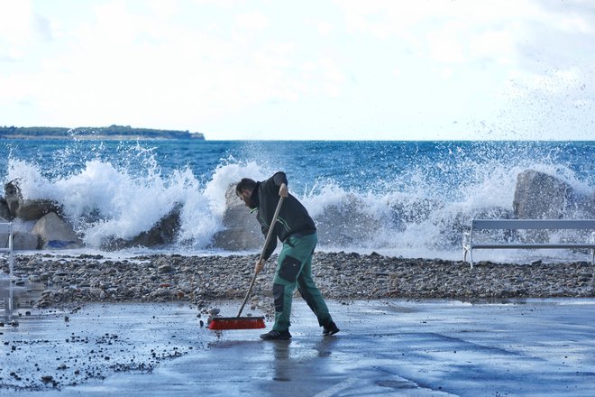 Čiščenje obale po poplavljanju morja v Piranu novembra lani. FOTO: Jože Suhadolnik/Delo