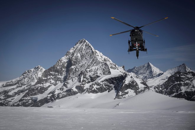 Ko so razmere to dopustile, so reševalci s helikopterjem dosegli območje v nedeljo zvečer, trupla pa našli ob 21.20 po srednjeevropskem času. FOTO: Gabriel Monnet/AFP