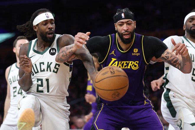 Anthony Davis je na predvečer svojega 31. rojstnega dnes 27 točkami in 25 skoki popeljal Los Angeles Lakers do zmage proti Minnesoti. FOTO: Sean M. Haffey/Getty Images Via Afp