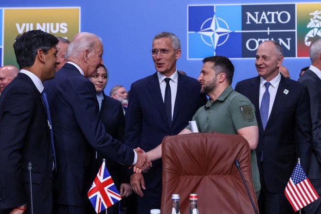 Ameriški predsednik Joe Biden, ukrajinski predsednik Volodimir Zelenski, generalni sekretar Nata Jens Stoltenberg in britanski premier Rishi Sunak med lanskim vrhom Nata v Vilni. FOTO: Yves Herman/Reuters