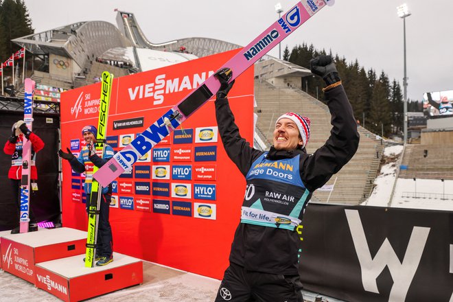 Norveški smučarski skakalec Johann Andre Forfang se je takole veselil nedeljske zmage na Holmenkollnu. FOTO: Geir Olsen/Reuters