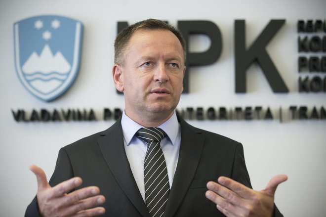 Protikorupcijska komisija, ki jo vodi Robert Šumi, ne more nadaljevati postopka, ki ga je začela proti Robertu Golobu, medtem pa predkazenski postopek še poteka. FOTO: Jure Eržen