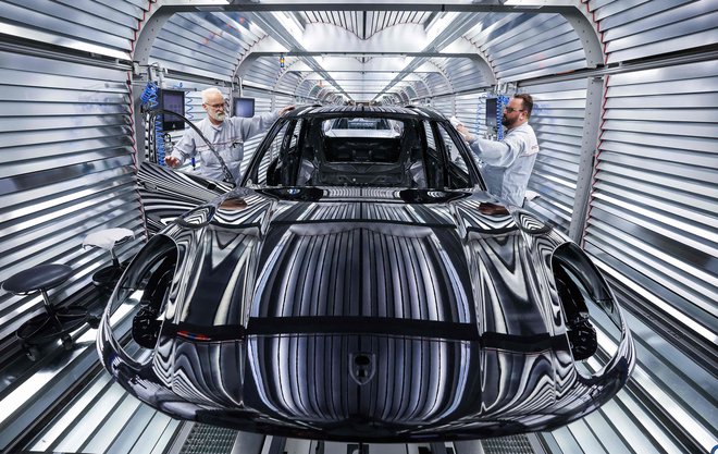Delavci sestavljajo model Porsche Macan na liniji za proizvodnjo in nadzor kakovosti v Porschejevi tovarni v nemškem Leipzigu na predvečer letne skupščine podjetja. Foto: Ronny Hartmann/Afp