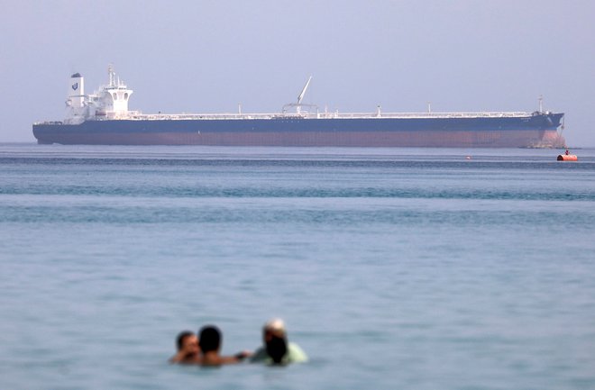 Cene surove nafte vrste brent že od sredine januarja vztrajajo nad 80 dolarjev za sod. Analitiki vzroke pripisujejo predvsem nevarni vožnji skozi Adenski zaliv. Foto Amr Abdallah Dalsh/Reuters