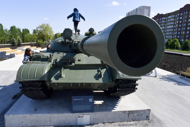 Rusija ima v vojni z Ukrajino menda daleč največ preglavic s tanki in drugimi oklepnimi vozili. FOTO: Olga Malceva/ Afp