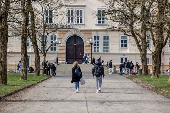 Povprečna odsotnost na razred se postopoma povečuje, mnogi po novem ostajali doma in prihajali samo na pisna ocenjevanja. FOTO: Črt Piksi