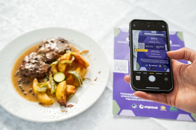 Projekt je prvi primer uporabe umetne inteligence v gostinstvu pri nas, namen je zagotavljanje transparentnosti in sledljivosti porekla mesa v restavraciji. FOTO: Matic Kremžar