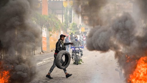 Haiti se že dalj časa spoprijema z nasiljem oboroženih tolp, razmere v prestolnici so se v zadnjih tednih še zaostrile. FOTO: Richard Pierrin/AFP