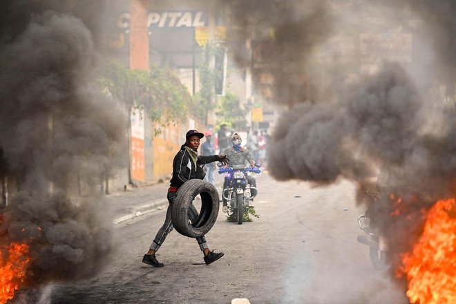 Haiti se že dalj časa spoprijema z nasiljem oboroženih tolp, razmere v prestolnici so se v zadnjih tednih še zaostrile. FOTO: Richard Pierrin/AFP