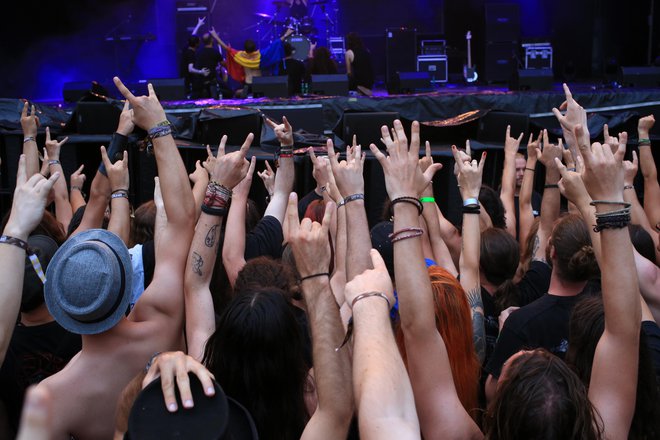 Festivali z do 5000 obiskovalci na dan bodo po novem morali plačati 8000 evrov na dan, kar za večji petdnevni festival pomeni 40.000 evrov festivalske takse. V zadnjih letih je tovrstna taksa znašala 7500 evrov. FOTO: Tomi Lombar/Delo