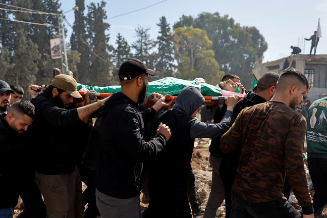 Dva Palestinca so Izraelci ubili na vhodu v bolnišnico. FOTO: Raneen Sawafta/Reuters