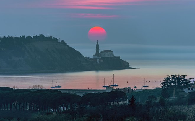 Slovenija, 4 barve: Piran z rdečim balonom FOTO: Gregor Kresal