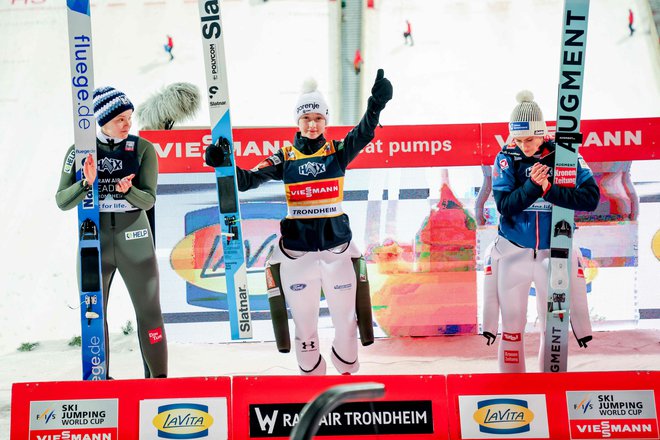 Niki Prevc (na sredini) sta družbo na zmagovalnem odru delali drugouvrščena Norvežanka Eirin Maria Kvandal (levo) in tretjeuvrščena Avstrijka Eva Pinkelnig. FOTO: Geir Olsen/AFP