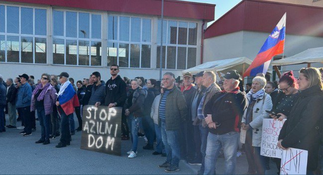 Celotno sejo je zunaj pred kulturnim domom, kjer je potekala, spremljalo okrog 300 prebivalcev. FOTO: Občina Ormož/Facebook