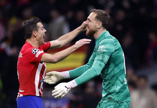 Cesar Azpilicueta in Jan Oblak sta se veselila preboja v četrtfinale lige prvakov. FOTO: Juan Medina/Reuters