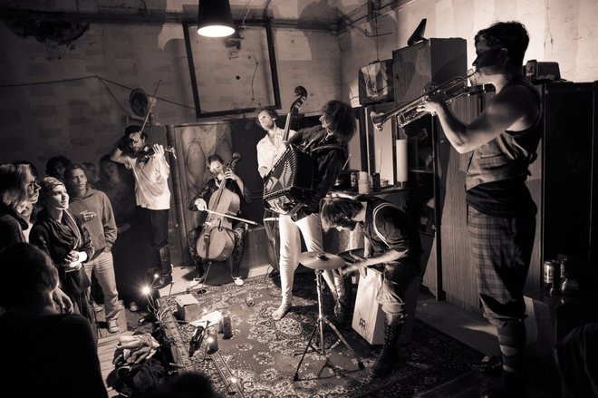 Gonila sila mednarodne zasedbe Fekete Seretlek je harmonikar Matija Solce, umetniški vodja Kavč festivala. FOTO: osebni arhiv