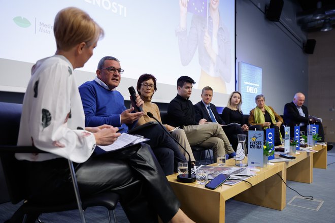 Večina govornikov se je strinjala, da so za nizko udeležbo mladih krivi politiki. FOTO: Leon Vidic/Delo