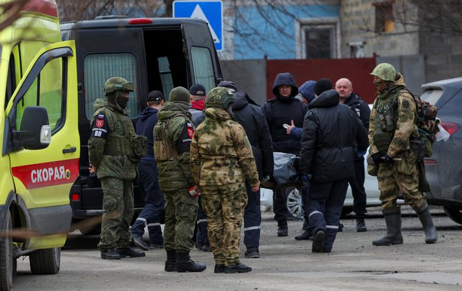 V Belgorodu je bil danes ubit 48-letni civilist, ki je bil za krmilom avtomobila, v katerega je priletel ukrajinski izstrelek. FOTO: Stringer/Reuters