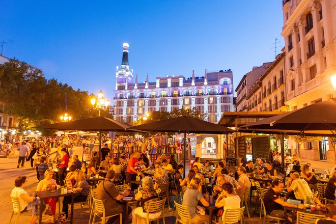 V združenju Madrid Noche so v izjavi za javnost izpostavili, da je nočno življenje ena glavnih turističnih znamenitosti v Španiji, vsakršno omejevanje pa bi po njihovem mnenju pomenilo »strel v koleno«. Foto Shutterstock