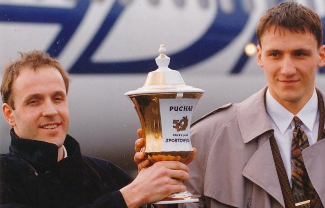 Dušan Hauptman (levo) in Roman Horvat pred 30 leti ob vrnitvi iz Lozane s šampionskim pokalom. FOTO: Aleš Černivec/Delo