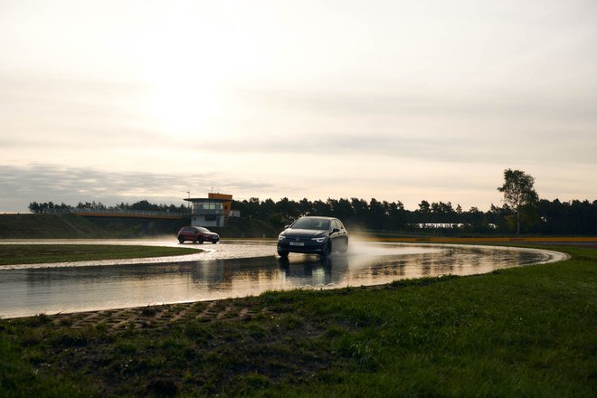 Na letošnjem testu so preizkusili 16 pnevmatik velikosti 215/55 R17. Večina se jih je odrezalo dobro, so pa vseeno opazne določene razlike. FOTO: Marc Wittkowski