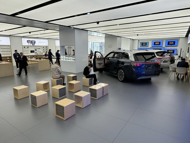 Prodajalna mobilnih naprav je lahko tudi avtomobilski salon, na fotografiji je v ospredju večji SUV aito M9. FOTO: Aljaž Vrabec