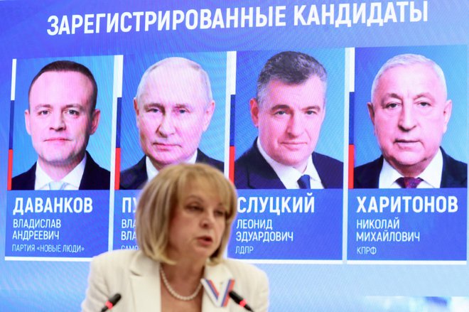 Jelena Pamfilova, vodja centralne volilne komisije, je včeraj v Moskvi odprla informacijsko središče. Za njo je plakat s štirimi registriranimi kandidati na predsedniških volitvah. FOTO: Stringer/AFP